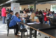 Centros de Integração da Cidadania (CICs) de São Paulo oferecem oportunidades de emprego, saúde e cidadania. Participe de um feirão de empregos, palestras, serviços médicos e ações de inclusão social.