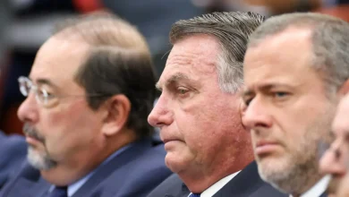 STF condena Bolsonaro a 27 anos por trama golpista. Decisão gera polêmica, com críticas ao comportamento de Moraes e questionamentos sobre liberdade de expressão. A defesa irá recorrer e o futuro político do país é incerto.
