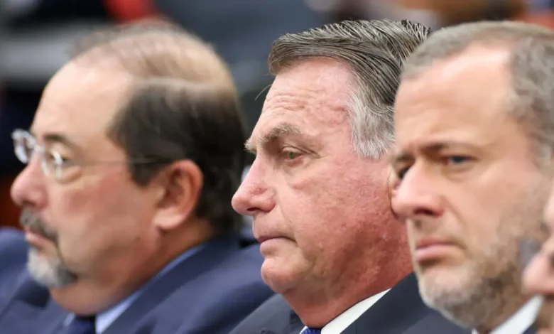 STF Condena Bolsonaro a 27 Anos: Polêmica e Descontentamento 1 STF condena Bolsonaro a 27 anos por trama golpista. Decisão gera polêmica, com críticas ao comportamento de Moraes e questionamentos sobre liberdade de expressão. A defesa irá recorrer e o futuro político do país é incerto.