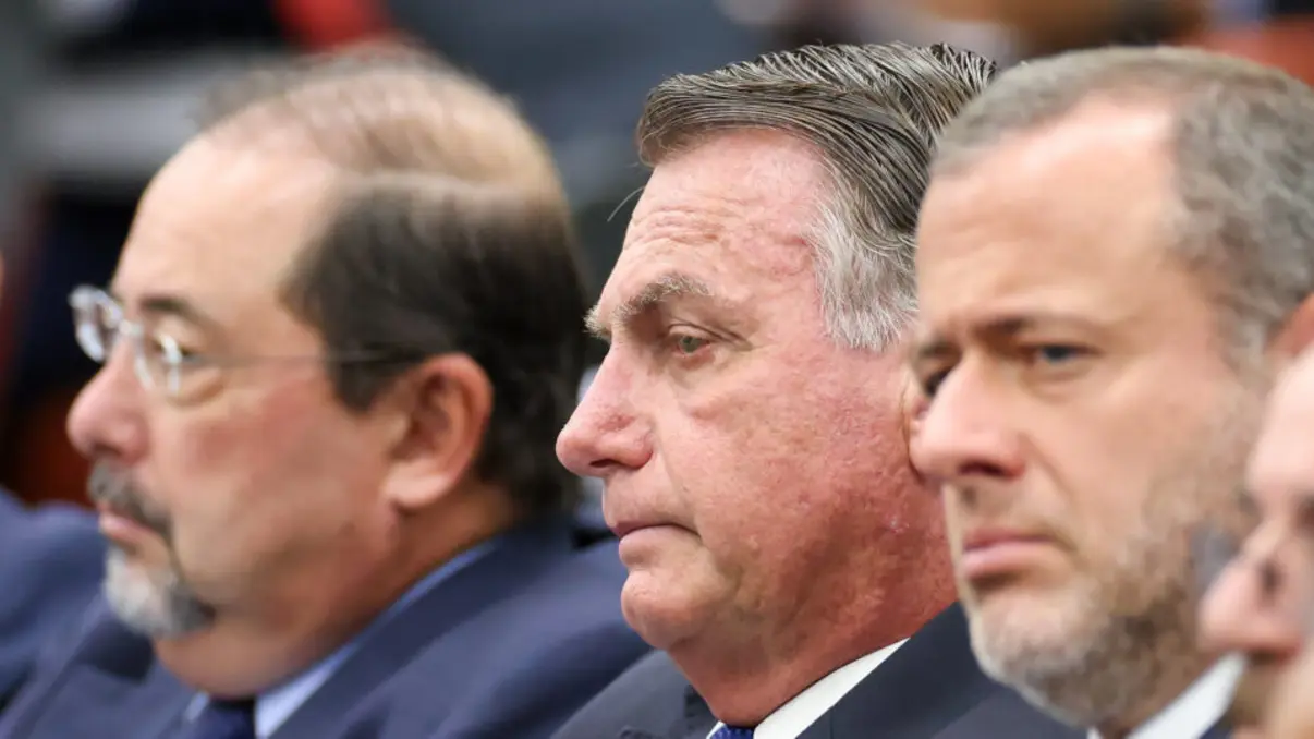 STF condena Bolsonaro a 27 anos por trama golpista. Decisão gera polêmica, com críticas ao comportamento de Moraes e questionamentos sobre liberdade de expressão. A defesa irá recorrer e o futuro político do país é incerto.