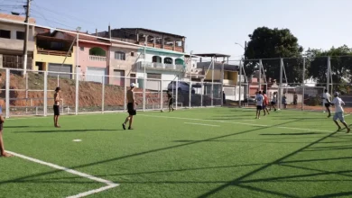 Tecnologia vestível revoluciona a recuperação de lesões no joelho de atletas. Dados biomecânicos em tempo real permitem avaliação precisa, acompanhamento personalizado e ajustes aos programas de reabilitação, otimizando a recuperação e minimizando o risco de novas lesões.