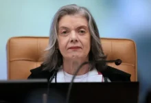 A Ministra Cármen Lúcia do STF expressa preocupação com estratégias antidemocráticas que visavam a abolição do Estado Democrático de Direito. Seu voto, aguardado com expectativa, pode definir o destino de Bolsonaro e aliados acusados de participar de um suposto golpe de Estado.
