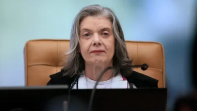A Ministra Cármen Lúcia do STF expressa preocupação com estratégias antidemocráticas que visavam a abolição do Estado Democrático de Direito. Seu voto, aguardado com expectativa, pode definir o destino de Bolsonaro e aliados acusados de participar de um suposto golpe de Estado.