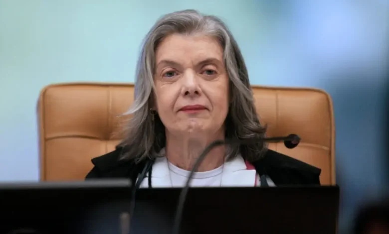 A Ministra Cármen Lúcia do STF expressa preocupação com estratégias antidemocráticas que visavam a abolição do Estado Democrático de Direito. Seu voto, aguardado com expectativa, pode definir o destino de Bolsonaro e aliados acusados de participar de um suposto golpe de Estado.
