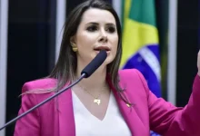 Deputada Caroline De Toni renuncia ao cargo de líder da minoria na Câmara para proteger o mandato de Eduardo Bolsonaro, que reside nos EUA. A decisão visa evitar a cassação do mandato de Eduardo, alvo de pressão por deputados do governo.