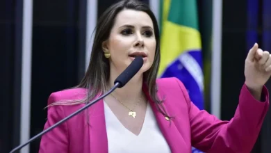 Deputada Caroline De Toni renuncia ao cargo de líder da minoria na Câmara para proteger o mandato de Eduardo Bolsonaro, que reside nos EUA. A decisão visa evitar a cassação do mandato de Eduardo, alvo de pressão por deputados do governo.