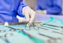 Hospitais universitários federais realizam mutirão inédito neste sábado (13), com 29 mil atendimentos em todo o país. Especialidades como oncologia, ginecologia e cardiologia terão foco, com cirurgias, exames e consultas. A iniciativa "Agora Tem Especialistas" busca ampliar o acesso à saúde.