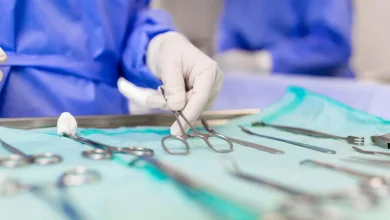 Hospitais universitários federais realizam mutirão inédito neste sábado (13), com 29 mil atendimentos em todo o país. Especialidades como oncologia, ginecologia e cardiologia terão foco, com cirurgias, exames e consultas. A iniciativa "Agora Tem Especialistas" busca ampliar o acesso à saúde.