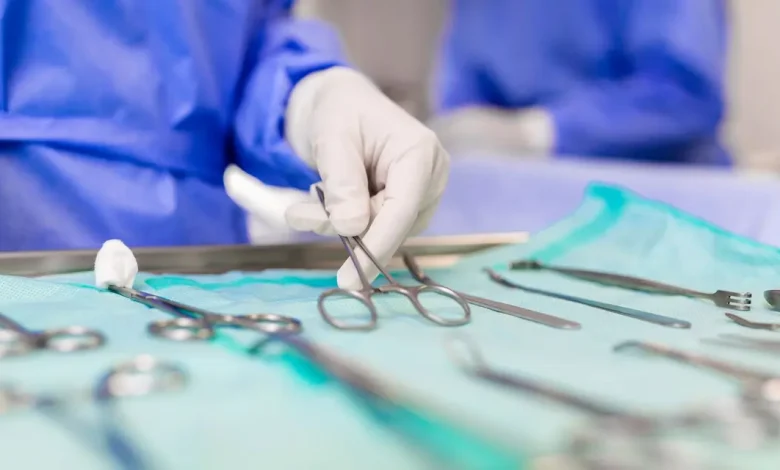 Mutirão de hospitais universitários federais oferece 29 mil atendimentos 1 Hospitais universitários federais realizam mutirão inédito neste sábado (13), com 29 mil atendimentos em todo o país. Especialidades como oncologia, ginecologia e cardiologia terão foco, com cirurgias, exames e consultas. A iniciativa "Agora Tem Especialistas" busca ampliar o acesso à saúde.