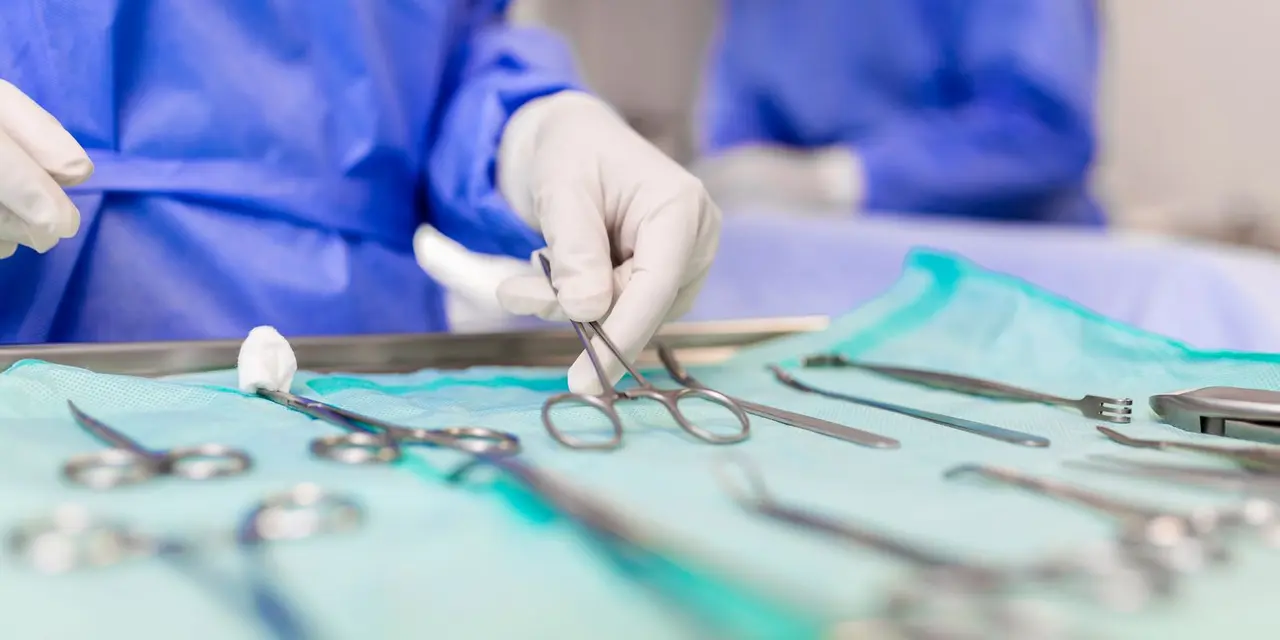 Hospitais universitários federais realizam mutirão inédito neste sábado (13), com 29 mil atendimentos em todo o país. Especialidades como oncologia, ginecologia e cardiologia terão foco, com cirurgias, exames e consultas. A iniciativa "Agora Tem Especialistas" busca ampliar o acesso à saúde.