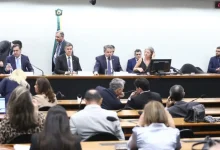 Congresso aprova aumento de quase cinco vezes para o fundo eleitoral de 2026, totalizando R$ 4,9 bilhões. A decisão, resultado de acordo entre líderes partidários, amplia o recurso para o mesmo valor de 2024, gerando críticas da oposição.