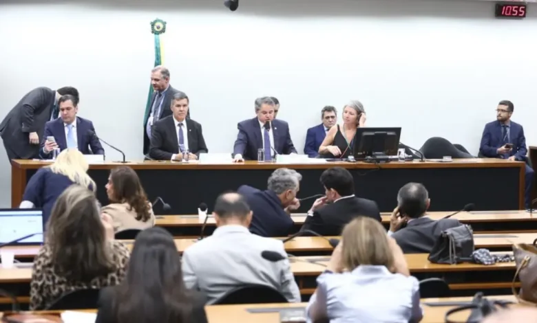 Congresso aprova aumento de R$ 4,9 bilhões para fundo eleitoral de 2026 1 Congresso aprova aumento de quase cinco vezes para o fundo eleitoral de 2026, totalizando R$ 4,9 bilhões. A decisão, resultado de acordo entre líderes partidários, amplia o recurso para o mesmo valor de 2024, gerando críticas da oposição.
