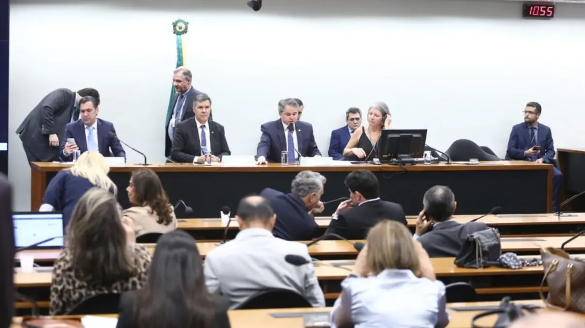 Congresso aprova aumento de quase cinco vezes para o fundo eleitoral de 2026, totalizando R$ 4,9 bilhões. A decisão, resultado de acordo entre líderes partidários, amplia o recurso para o mesmo valor de 2024, gerando críticas da oposição.
