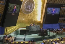 Coreia do Norte reafirma o compromisso com seu arsenal nuclear, criticando a ordem internacional e alegando violação da soberania. Kim Son Gyong, vice-ministro de Relações Exteriores, defendeu o programa nuclear como direito fundamental e garantia de segurança na região.
