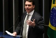 Senador Flávio Bolsonaro critica STF após visita a Itália, alegando influência em votações do Congresso e pressão sobre tramitação do PL da Dosimetria.