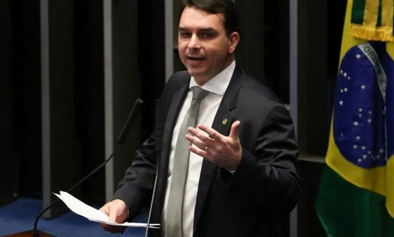 Flávio Bolsonaro critica STF após viagem à Itália 1 Senador Flávio Bolsonaro critica STF após visita a Itália, alegando influência em votações do Congresso e pressão sobre tramitação do PL da Dosimetria.