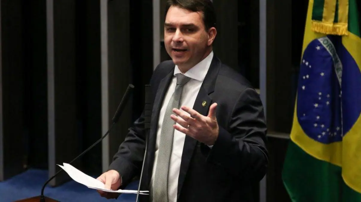 Senador Flávio Bolsonaro critica STF após visita a Itália, alegando influência em votações do Congresso e pressão sobre tramitação do PL da Dosimetria.