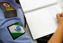 Decisão judicial sobre cotas em colégios militares ainda está em recurso. Governo federal publicou portaria com as cotas para 2026, gerando polêmica. Advogados argumentam que a decisão ignora leis específicas e pode prejudicar o padrão de excelência dos colégios.