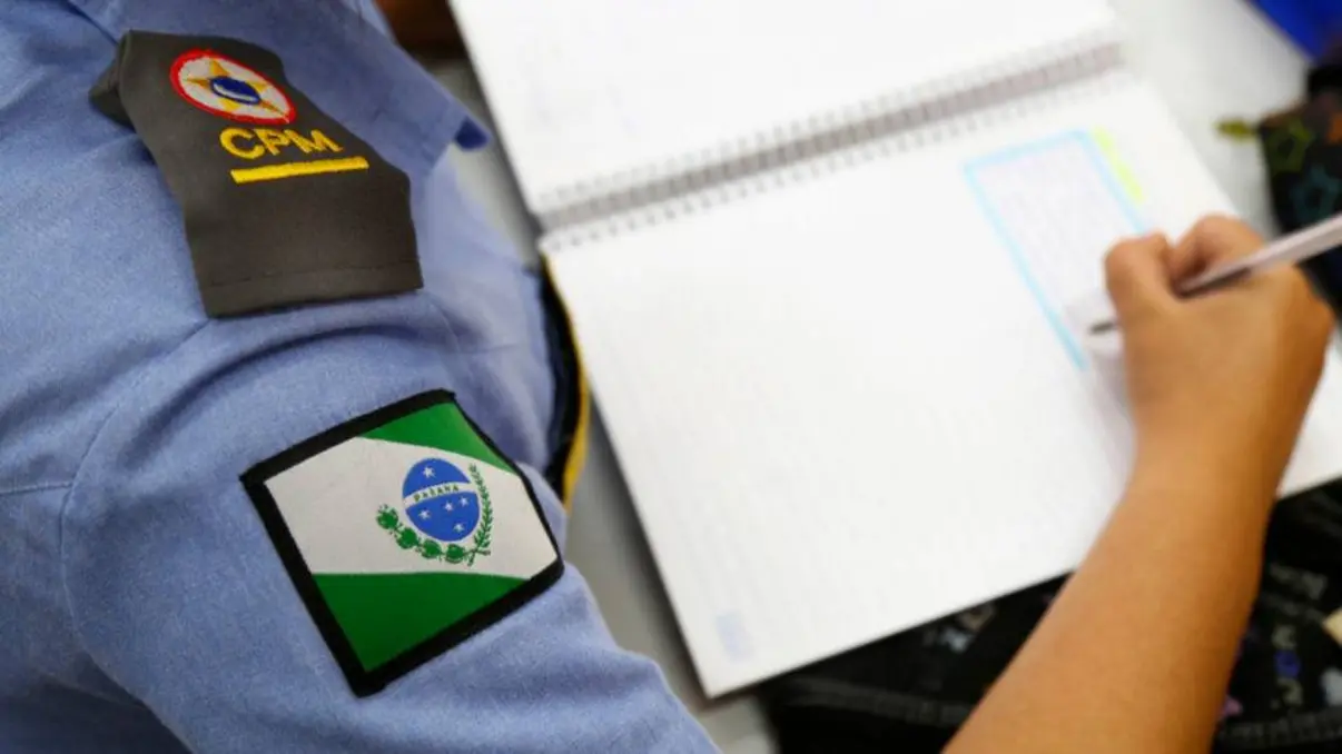 Decisão judicial sobre cotas em colégios militares ainda está em recurso. Governo federal publicou portaria com as cotas para 2026, gerando polêmica. Advogados argumentam que a decisão ignora leis específicas e pode prejudicar o padrão de excelência dos colégios.