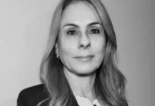 Viviane Barci de Moraes, esposa do ministro Alexandre de Moraes, foi sancionada pela Lei Magnitsky. A ação, motivada por apoio financeiro alegado ao ministro, visa denunciar suposta violação de direitos humanos.