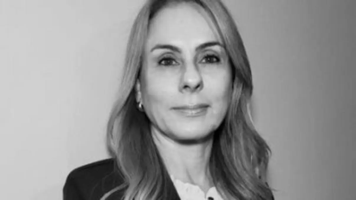 Esposa de Alexandre de Moraes Sancionada pela Lei Magnitsky 14 Viviane Barci de Moraes, esposa do ministro Alexandre de Moraes, foi sancionada pela Lei Magnitsky. A ação, motivada por apoio financeiro alegado ao ministro, visa denunciar suposta violação de direitos humanos.