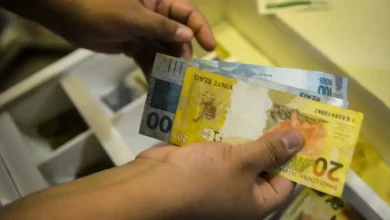 99 mil trabalhadores aguardam saque do abono salarial, totalizando R$ 114 milhões. Prazo final para retirada é 29 de dezembro de 2025. Consulte valores e bancos responsáveis a partir de 5 de outubro no gov.br ou carteira de trabalho digital.
