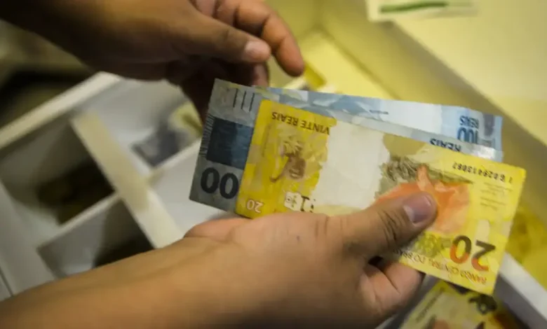 Abono Salarial: 99 Mil Trabalhadores Aguardam Saque de R$ 114 Milhões 1 99 mil trabalhadores aguardam saque do abono salarial, totalizando R$ 114 milhões. Prazo final para retirada é 29 de dezembro de 2025. Consulte valores e bancos responsáveis a partir de 5 de outubro no gov.br ou carteira de trabalho digital.