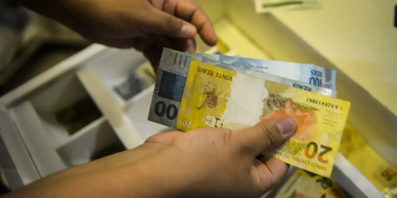 99 mil trabalhadores aguardam saque do abono salarial, totalizando R$ 114 milhões. Prazo final para retirada é 29 de dezembro de 2025. Consulte valores e bancos responsáveis a partir de 5 de outubro no gov.br ou carteira de trabalho digital.