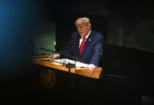 Donald Trump elogia Lula e anuncia encontro na ONU. Eduardo Bolsonaro vê gesto como estratégia e sinal positivo para anistia no Brasil. Paulo Figueiredo acredita que Lula será pressionado a buscar vitória diplomática.