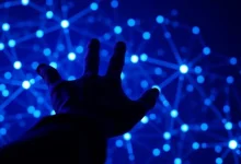 CEOs enfrentam o desafio de dominar a IA para liderar em um mundo transformado. Compreender seus potenciais e riscos é essencial para a vantagem competitiva e a sustentabilidade. A IA impulsiona a inovação, a tomada de decisões informada e a gestão de riscos, exigindo uma mudança cultural e atualização contínua para garantir a competitividade e relevância da empresa.