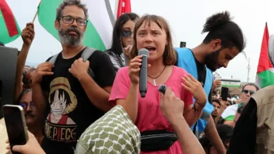 Israel critica flotilha humanitária liderada por Greta Thunberg, alegando que seu objetivo é provocar e apoiar o Hamas. Israel oferece alternativa de descarregar suprimentos no Chipre e transferir para Gaza, mas a flotilha rejeita, defendendo o rompimento do bloqueio.