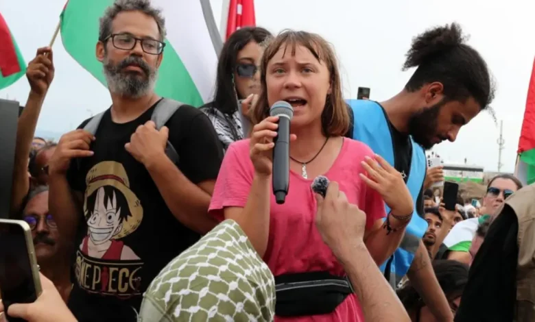 Israel critica flotilha humanitária liderada por Greta Thunberg, alegando que seu objetivo é provocar e apoiar o Hamas. Israel oferece alternativa de descarregar suprimentos no Chipre e transferir para Gaza, mas a flotilha rejeita, defendendo o rompimento do bloqueio.
