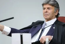 O STF continua julgamento da ação penal contra Bolsonaro por suposta tentativa de golpe. Ministro Fux votou pela anulação do processo, criticando a disponibilização tardia de provas. Moraes votou pela condenação, classificando Bolsonaro como líder de organização criminosa.