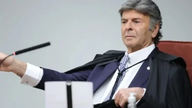 O STF continua julgamento da ação penal contra Bolsonaro por suposta tentativa de golpe. Ministro Fux votou pela anulação do processo, criticando a disponibilização tardia de provas. Moraes votou pela condenação, classificando Bolsonaro como líder de organização criminosa.