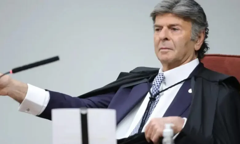 O STF continua julgamento da ação penal contra Bolsonaro por suposta tentativa de golpe. Ministro Fux votou pela anulação do processo, criticando a disponibilização tardia de provas. Moraes votou pela condenação, classificando Bolsonaro como líder de organização criminosa.