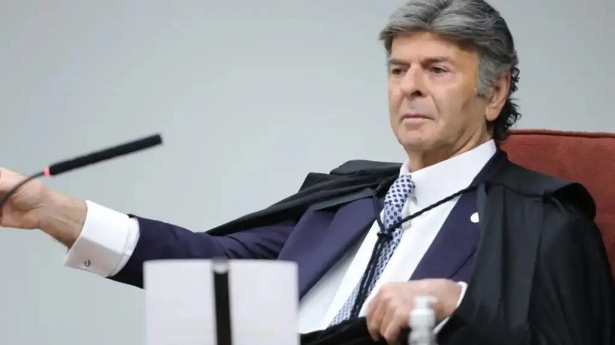 O STF continua julgamento da ação penal contra Bolsonaro por suposta tentativa de golpe. Ministro Fux votou pela anulação do processo, criticando a disponibilização tardia de provas. Moraes votou pela condenação, classificando Bolsonaro como líder de organização criminosa.