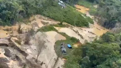 Polícia Federal desfere golpe contra garimpo ilegal na Terra Indígena Yanomami. Ação resultou em 13 mandados de busca, bloqueio de R$ 265 milhões e suspensão de empresas. Investigação apura facilitação de licenças ambientais fraudulentas.