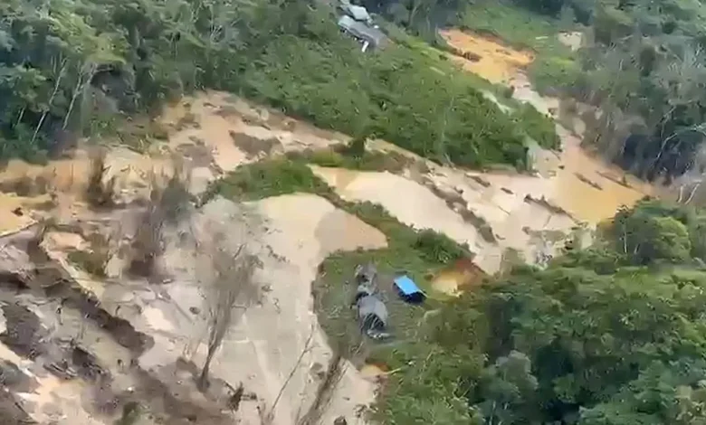 Polícia Federal desfere golpe contra garimpo ilegal na Terra Yanomami 1 Polícia Federal desfere golpe contra garimpo ilegal na Terra Indígena Yanomami. Ação resultou em 13 mandados de busca, bloqueio de R$ 265 milhões e suspensão de empresas. Investigação apura facilitação de licenças ambientais fraudulentas.