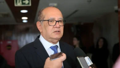 Ministro Gilmar Mendes defende lei anti-embargos para proteger autoridades brasileiras de sanções estrangeiras, inspirada em legislações europeias após a Lei Magnitsky ser aplicada ao ministro Alexandre de Moraes.