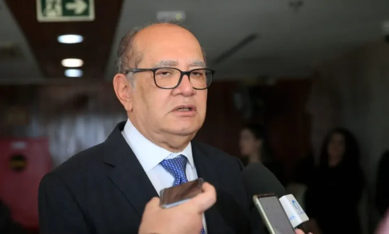 Ministro Gilmar Mendes defende lei anti-embargos para proteger autoridades brasileiras de sanções estrangeiras, inspirada em legislações europeias após a Lei Magnitsky ser aplicada ao ministro Alexandre de Moraes.
