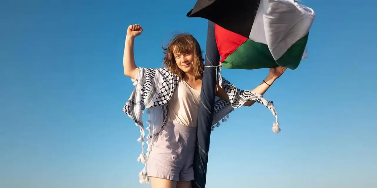 Mais de 40 embarcações com ativistas de 40 países navegam pelo Mediterrâneo em direção à Faixa de Gaza, buscando abrir um corredor humanitário para fornecer ajuda à população palestina. A Flotilha inclui cidadãos brasileiros e o Itamaraty acompanha a missão com atenção.