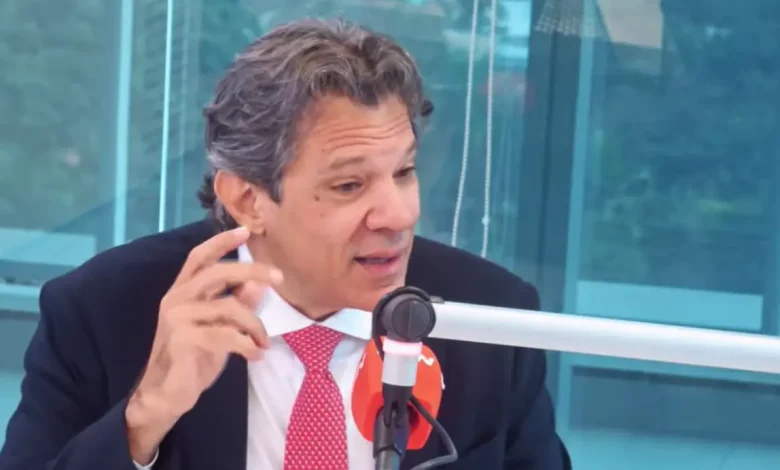 Haddad destaca o crescimento do PIB como impulsionador da melhora fiscal, reforçando a importância do crescimento sustentável para a saúde pública. Ministro expressa confiança no cumprimento das metas fiscais, demonstrando a visão de que o crescimento econômico aliado a políticas fiscais responsáveis contribui para a consolidação das finanças e desenvolvimento do país.