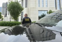 Operação da ICE na fábrica Hyundai na Geórgia resulta na prisão de 475 pessoas em situação irregular. A maioria dos detidos era de nacionalidade sul-coreana e havia entrado nos EUA ilegalmente ou estava com visto vencido.