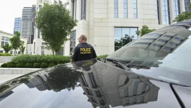 Operação da ICE na fábrica Hyundai na Geórgia resulta na prisão de 475 pessoas em situação irregular. A maioria dos detidos era de nacionalidade sul-coreana e havia entrado nos EUA ilegalmente ou estava com visto vencido.