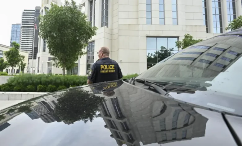 Operação da ICE na fábrica Hyundai na Geórgia resulta na prisão de 475 pessoas em situação irregular. A maioria dos detidos era de nacionalidade sul-coreana e havia entrado nos EUA ilegalmente ou estava com visto vencido.
