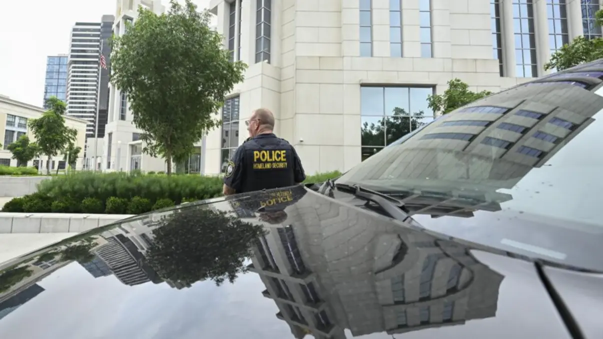 Operação da ICE na fábrica Hyundai na Geórgia resulta na prisão de 475 pessoas em situação irregular. A maioria dos detidos era de nacionalidade sul-coreana e havia entrado nos EUA ilegalmente ou estava com visto vencido.