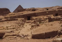 Duas igrejas antigas de 1.600 anos e um raro mural de Jesus foram descobertos em um assentamento cristão no Egito. A revelação oferece novas perspectivas sobre a transição do paganismo para o cristianismo e a vida religiosa na região durante os primeiros séculos da era copta.