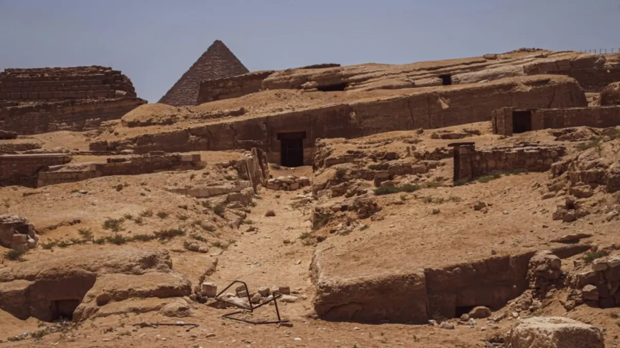Duas igrejas antigas de 1.600 anos e um raro mural de Jesus foram descobertos em um assentamento cristão no Egito. A revelação oferece novas perspectivas sobre a transição do paganismo para o cristianismo e a vida religiosa na região durante os primeiros séculos da era copta.