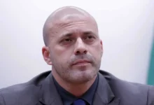 STF autoriza regime aberto para Daniel Silveira; ex-deputado usará tornozeleira eletrônica e terá restrições como proibição de redes sociais. Moraes destaca arrependimento de Silveira e cumprimento de requisitos legais.