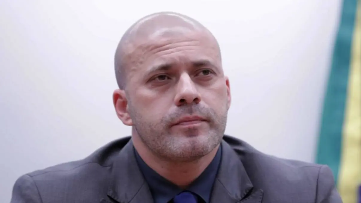 STF autoriza regime aberto para Daniel Silveira; ex-deputado usará tornozeleira eletrônica e terá restrições como proibição de redes sociais. Moraes destaca arrependimento de Silveira e cumprimento de requisitos legais.